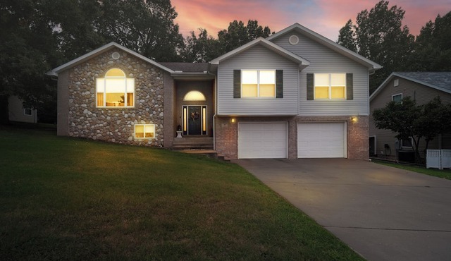 Spacious charming 5-bedroom 3 bath house in Neosho with game area