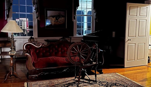 Historic Charming 4-bedroom farmhouse in Reidsville with WiFi and AC