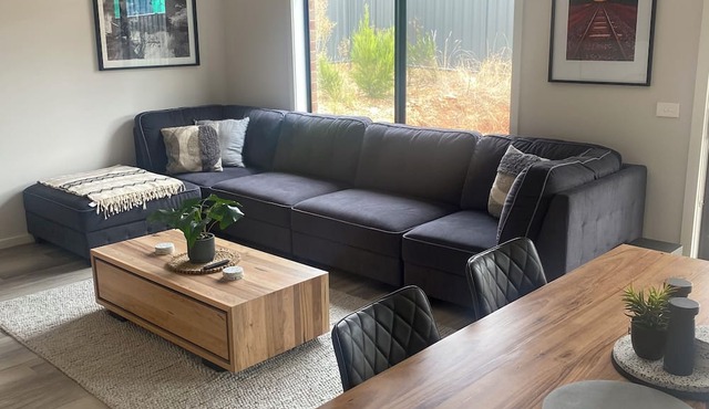 Wattle City Stays… Modern home in Maryborough