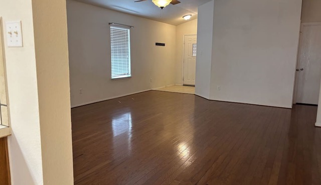 Cozy 3-bedroom house in enchanting Elgin with AC