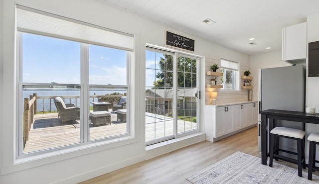Adorable Lakefront Cottage w/private pier, beautiful views & newly updated!