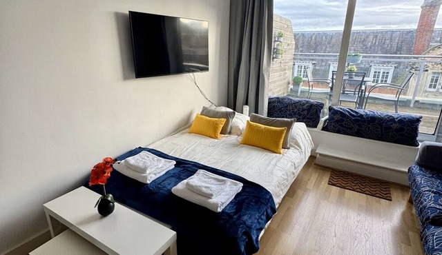 Elegant Top-Floor Apartment with Large Private Roof Terrace in City Centre