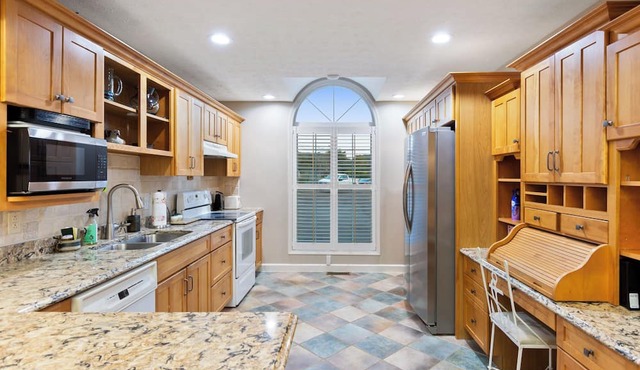 4-bedroom house in welcoming Burnside with AC, WiFi. Enjoy your stay