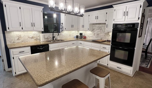 3-bedroom w/HUGE backyard, <1 mile from Spain Ranch and 5 minutes from Jenks!