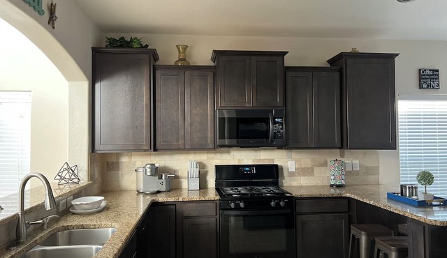 3BR Home with 86” TV, outdoor patio and grill