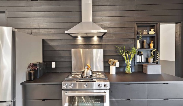 Tranquil Modern Oasis near local beaches w/gym, office, fire pit. Pet friendly!