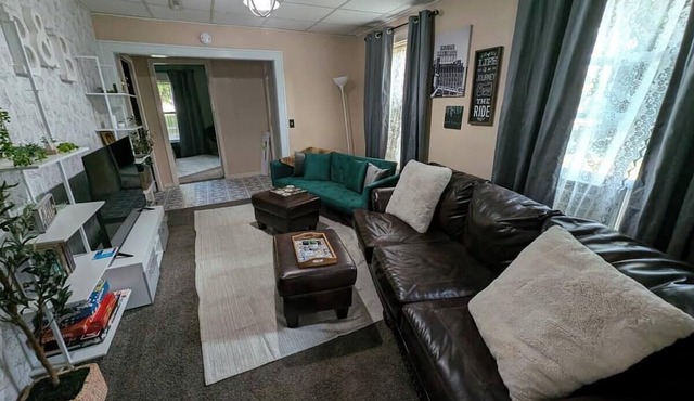 The Bungalow @ Garfield Park, 5 min walk to Avera St. Lukes.