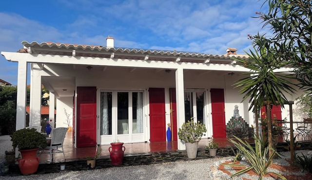 4-sided single-storey villa on 600 m² plot. Beach 80 meters away.