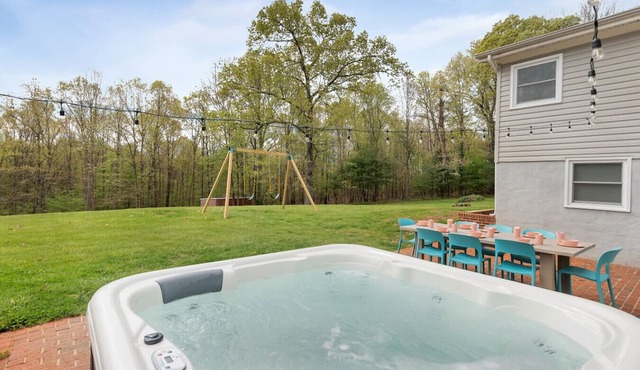 For long family stays, girls wine weekends. Heated pool, hot tub, game room. Walk to brewery.