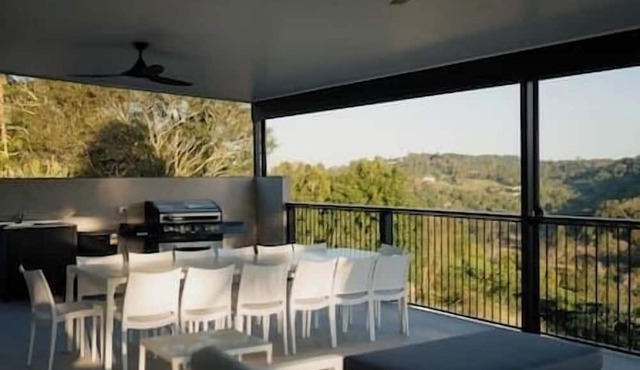 Luxury Group Retreat Pool, Sauna Hair/Makeup Room!