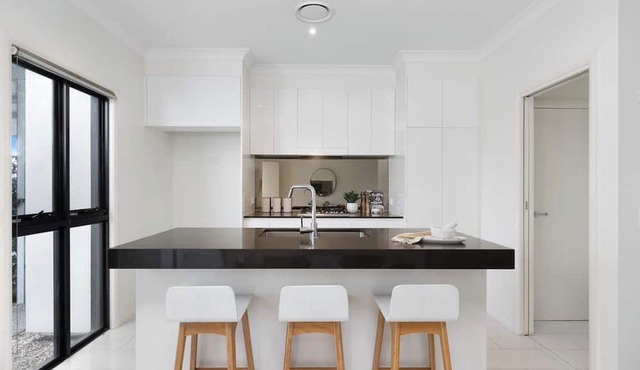 Adorable 3 Br townhouse with wifi & parking