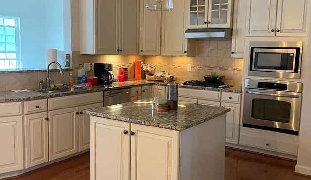 Charming 3-bedroom townhome in Burtonsville with a great view