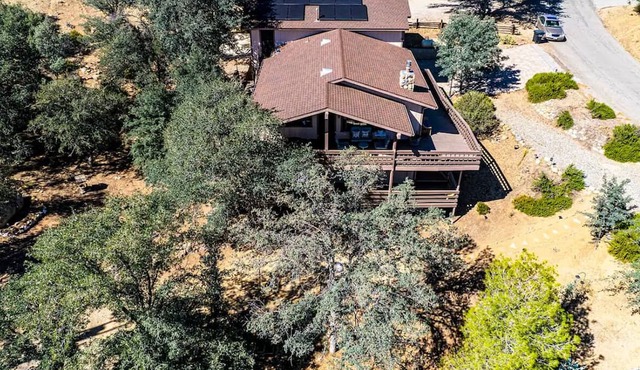 Golden Deer Cabin: 3-Story Cozy Lodge, Game Room, Fire Pit, Mountain View, River