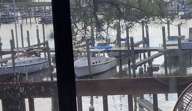 Charming 3-bedroom waterfront townhome with WiFi and AC in wonderful League City