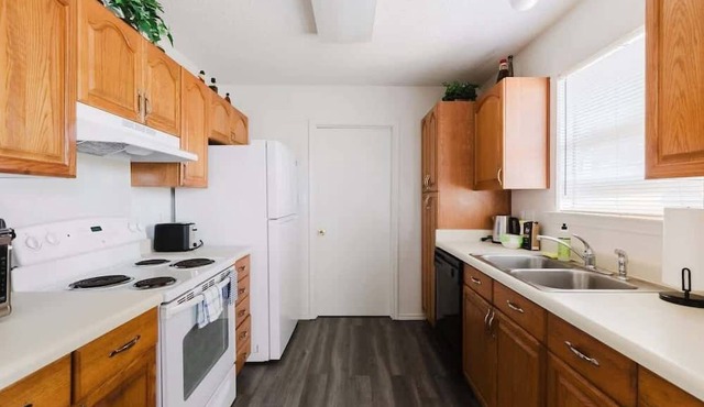 Cozy 3BR Family Home with Large Yard, Sleeps 7