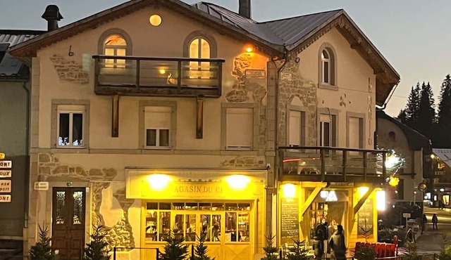 Beautiful F2 in the heart of the village