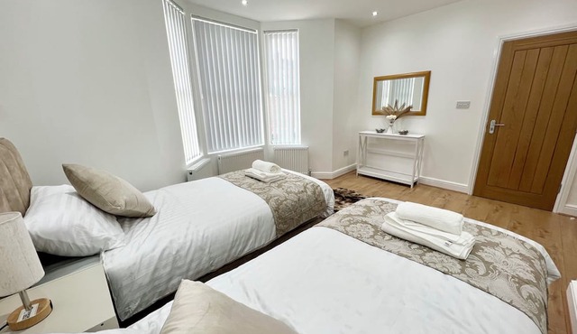 BRAND NEW|Free WiFi & Parking|5 Min to city centre