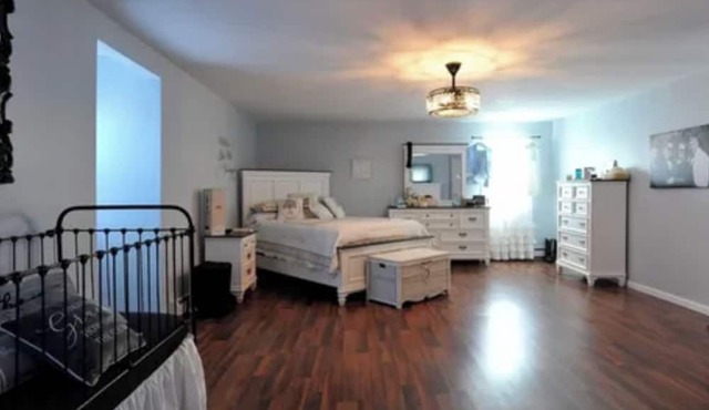 Spacious house in charming Avoca NY with WiFi, AC and eight person, hot tub.