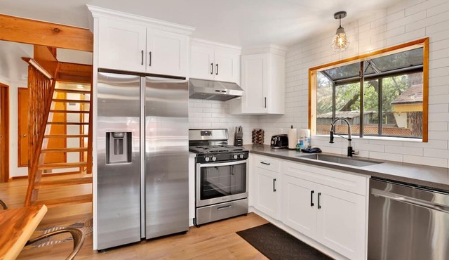 Sugar Bear Pines- Modern Relaxing Family Retreat w/Hot Tub