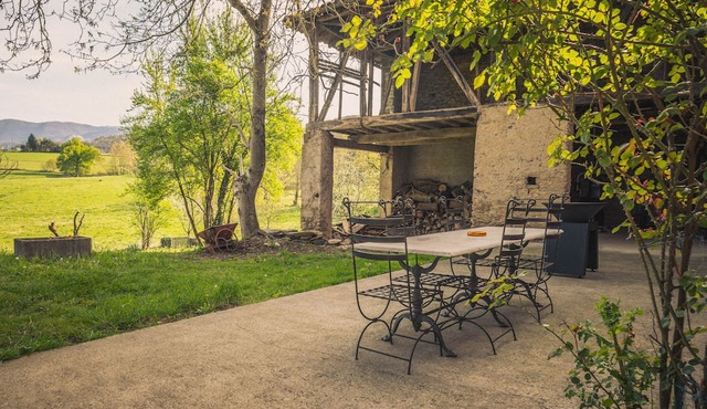 Country House 'Maison De Rouède' with Mountain View, Wi-Fi and Air Conditioning