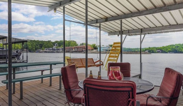 Charming 3-bedroom house with breathtaking views of the Lake of the Ozarks