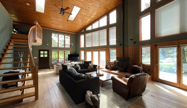 Private lake 4bd/4ba cabin on 36 acres in northern Poconos