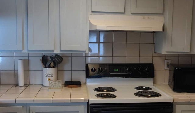 Charming 2-bedroom apartment in cool Fresno with WiFi, AC