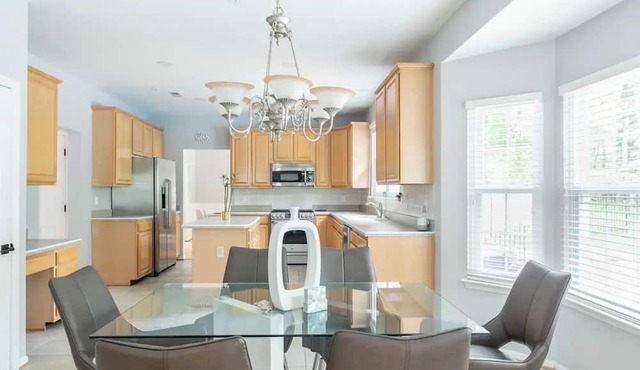 Spacious Family Home w/Pool, DC Area