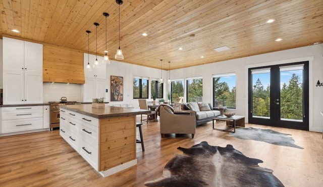 Idyllic 5BD Montana Home w/private hot tub, fire pit & amazing views! Sleep 8!