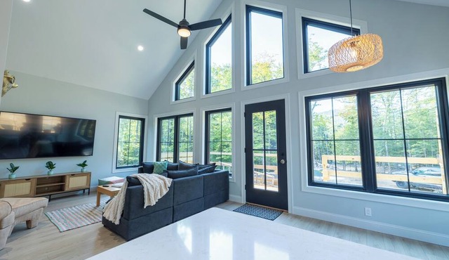 Brand New 2-bedroom chalet in charming Bartlett with WiFi, AC and EV Charger