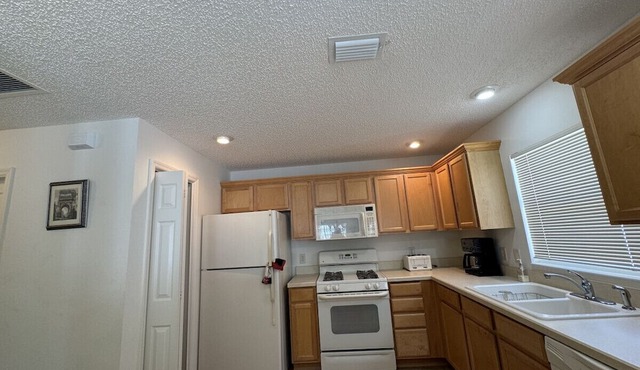 Charming 2-Bedroom Retreat with Pool in The Villages