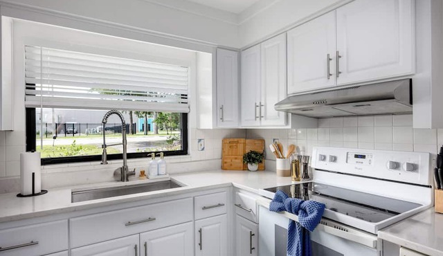 UF 4min away! Gameroom-Funyard-Discgolf-Firetable