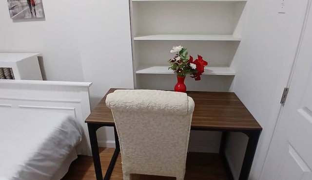 Cozy small bedroom for one person. Only half mile from Rt.95