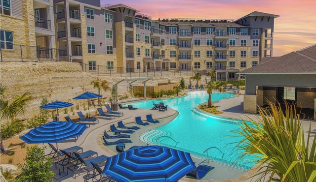 Amazing Hill Country Vue, Home, pool, pet friendlyn