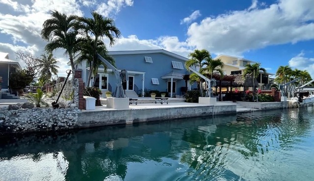 4BR/3BA Waterfront Home w/Pool, Tiki Bar, Dock, close to Key West, Sleeps 10