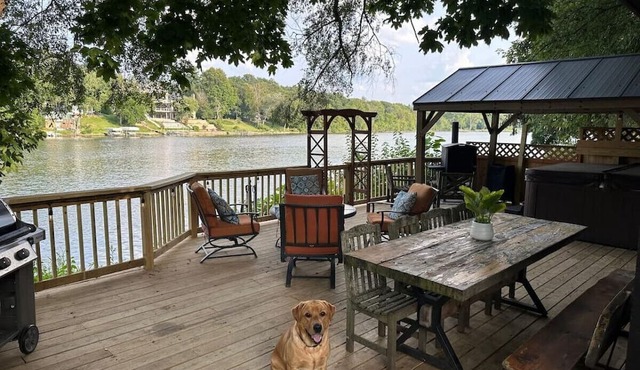 432) Charming waterfront home w/hot tub