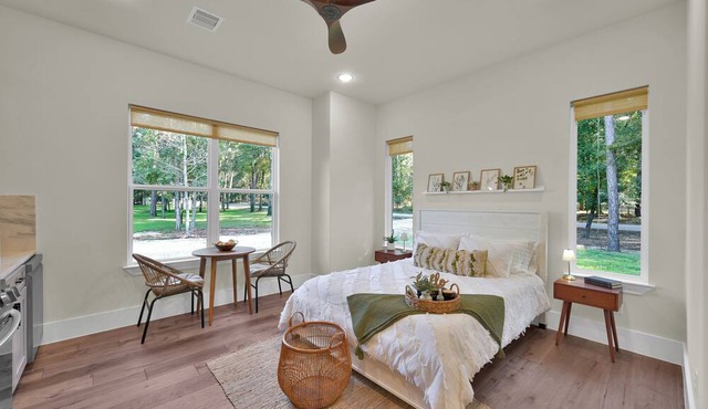 One Bedroom Casita with Kitchen On Lake Apache in the serene City of Stagecoach.