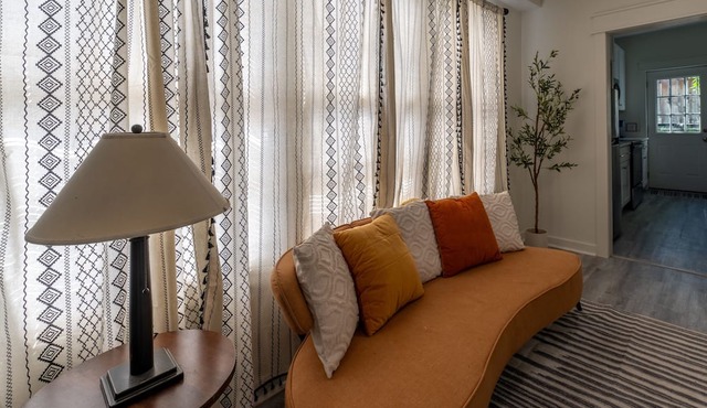 Bluff City Luxe-Cottage, Charming 2-Bedroom Cottage, Newly Renovated