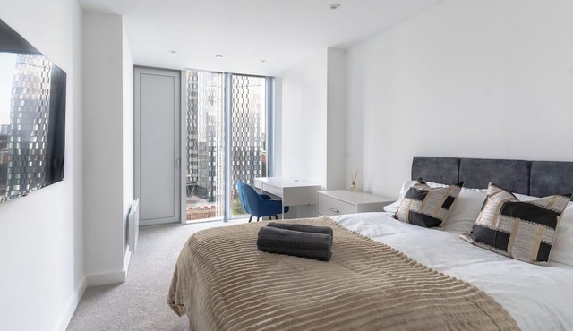 This apartment is a 2 bedroom(s), 2 bathrooms, located in Manchester, England.