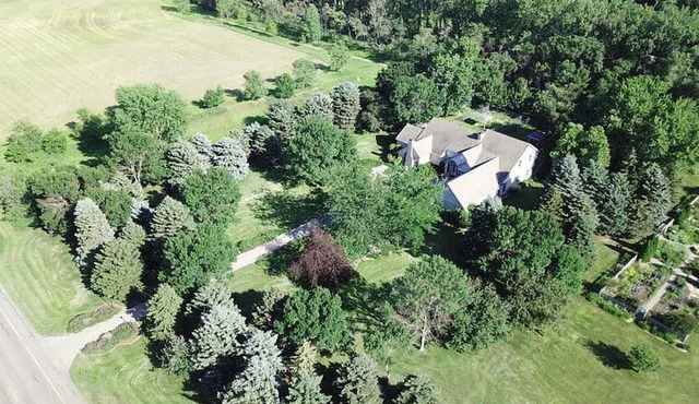 Deer Creek Country Escape - spacious 5 bedrooms with a private walking trail