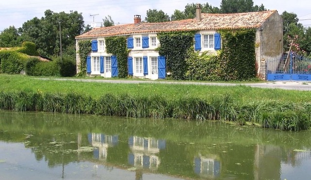 Traditional Farmhouse sleeps 12/14, central heating, open fireplace