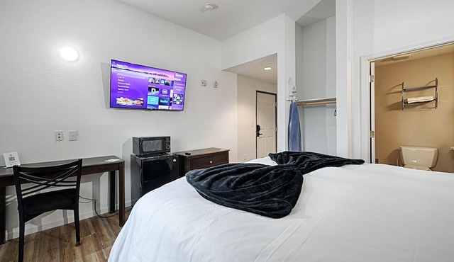 Hotel Dilley Grand Queen Bed