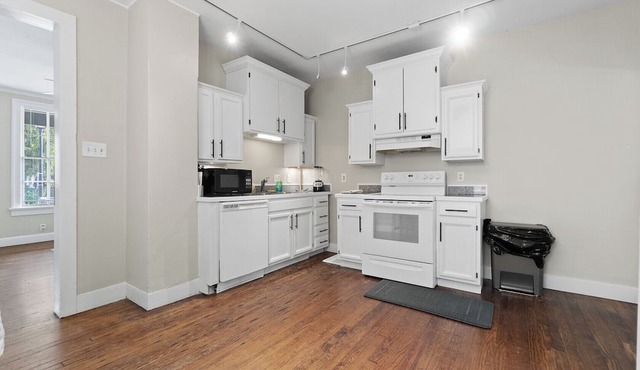 Walkable to Downtown! Home for 7!