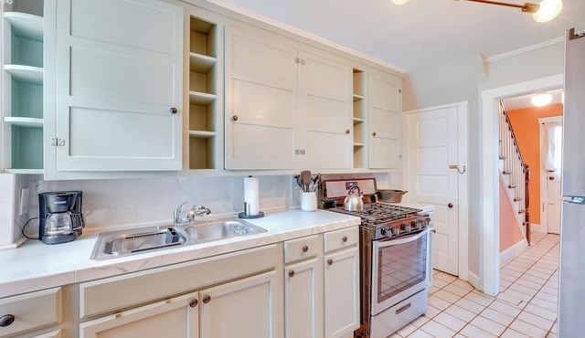 Colorful Home ~ 1 Mi to Hudson River!