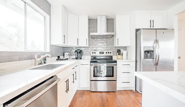 Beautiful Modern Farmhouse near DT w/6 queen rooms