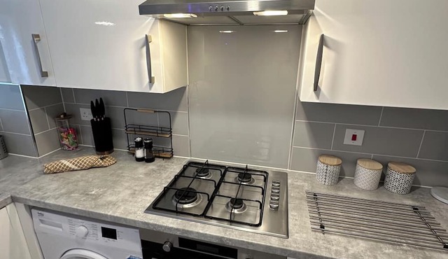 Modern 5 Bedroom Central House With Wifi