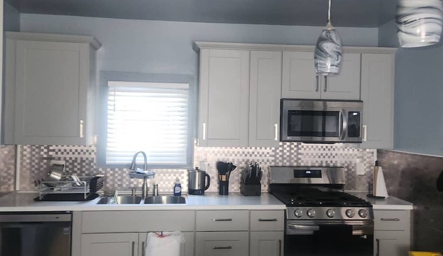 Spacious 4-bedroom house with AC and WiFi in charming Cleveland Neighborhoodn