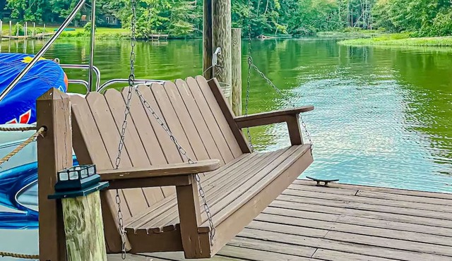 Lakefront dog friendly retreat w/boat ramp & dock