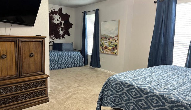 Blue Door on Aspen: Cozy 3BR Retreat with BBQ Grill & Playground for Families