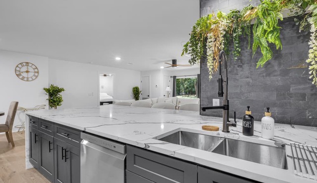 Luxurious Fully Remodeled Apartment Just 6 Miles from Downtown!